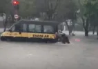 Van escolar com crianças fica ilhada no centro de SP após fortes chuvas