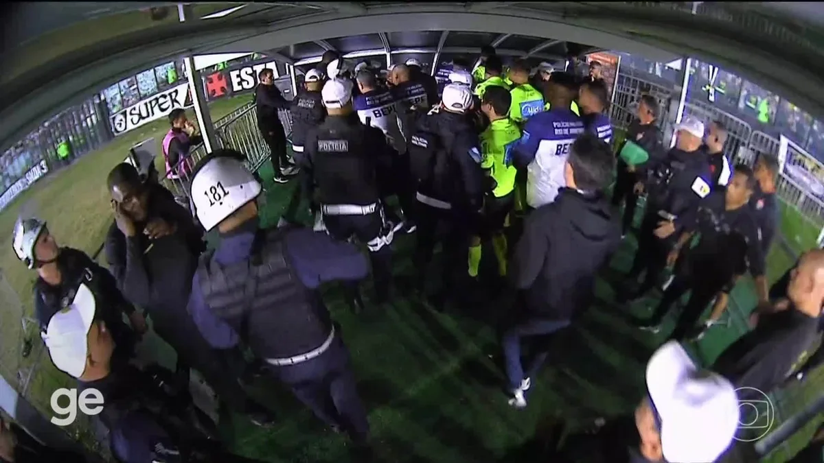 Diretoria do Vasco cobra árbitro por expulsão de Barros e gera confusão em intervalo de jogo