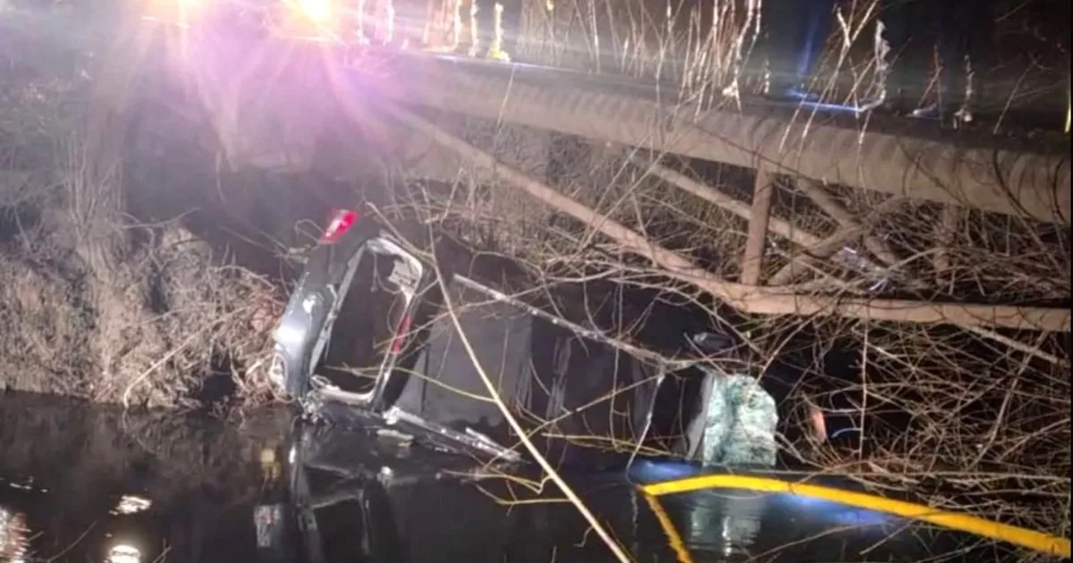 Río Negro: buscan a un nene de 4 años que quedó atrapado en un auto que cayó a un canal de riego y fue arrastrado por la corriente