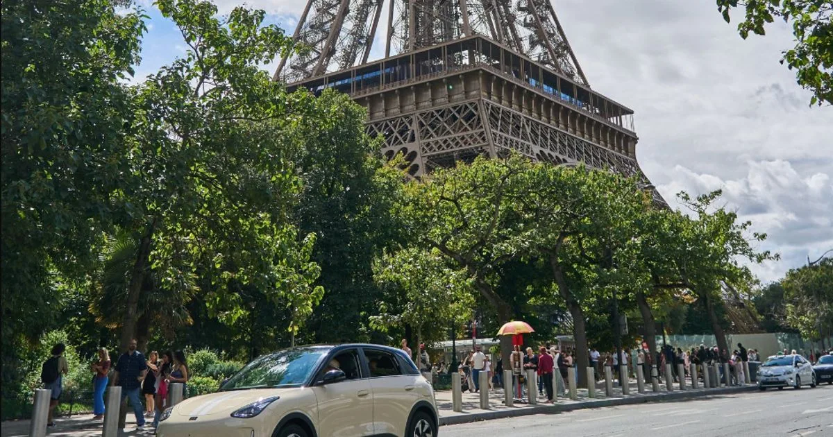 Geely E2 : derrière le spectacle de la Tour Eiffel, le pari du constructeur chinois sur le « premium accessible »