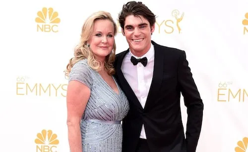 La madre de RJ Mitte, de "Breaking Bad", relata el dolor de encontrarlo sin vida; confiesa su mayor arrepentimiento