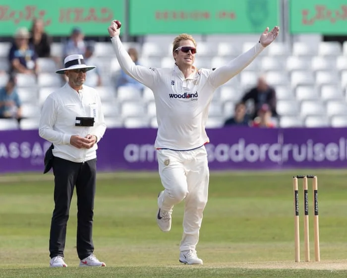 Durham finish off Gloucestershire; Essex v Surrey, and more: county cricket, day four – live
