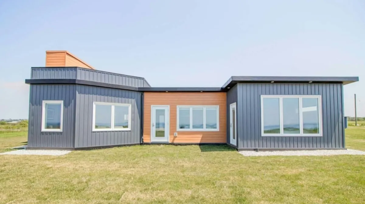 Dos amigos construyeron una casa frente al mar con 612.000 botellas de plástico recicladas: tiene 168 m² y la montaron en 2 días