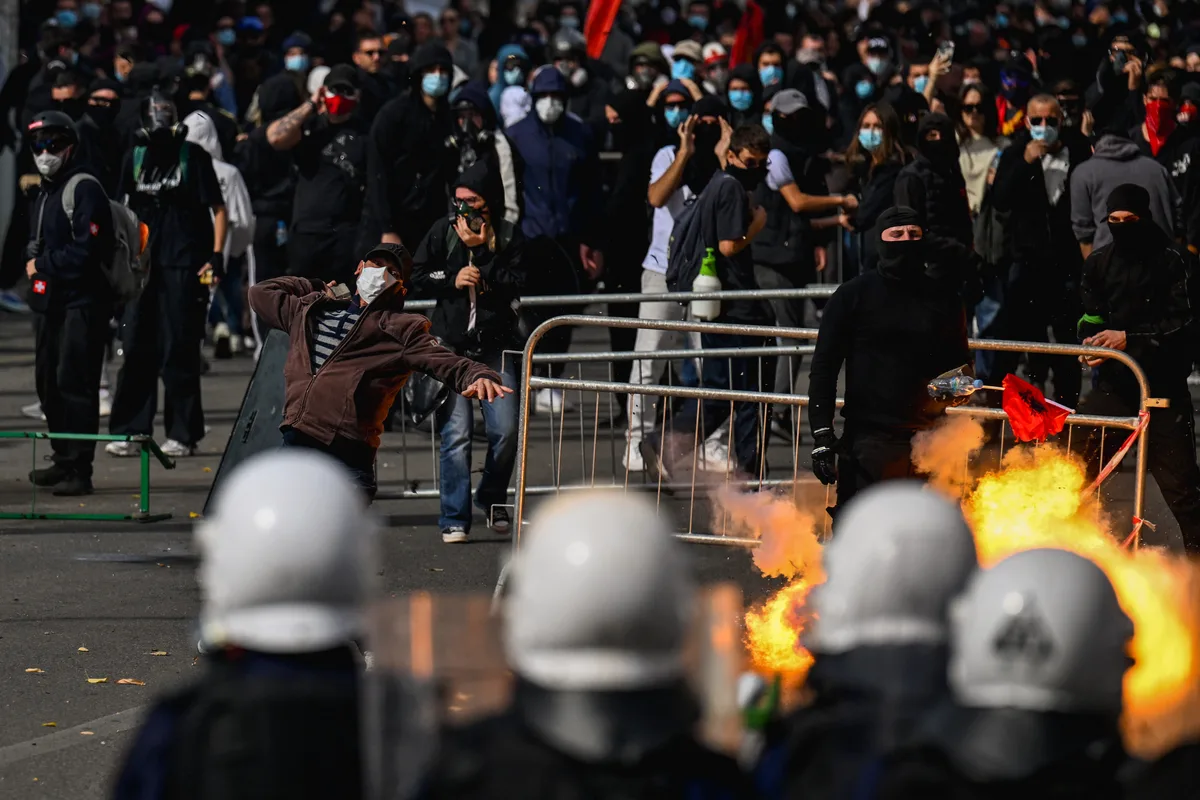 Manifestantes entram em confronto com polícia na Albânia em protestos contra projeto ligado a Trump