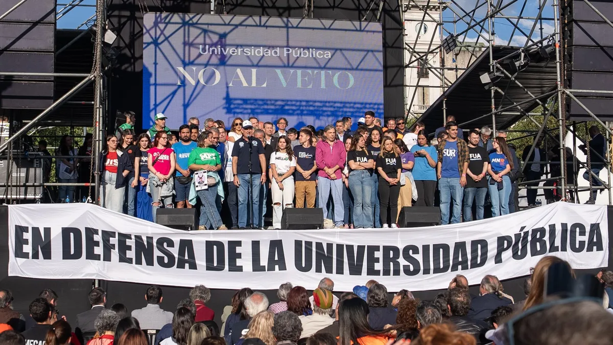 Marcha Federal Universitaria: gremios, organizaciones sociales y partidos ya concentran en Plaza de Mayo