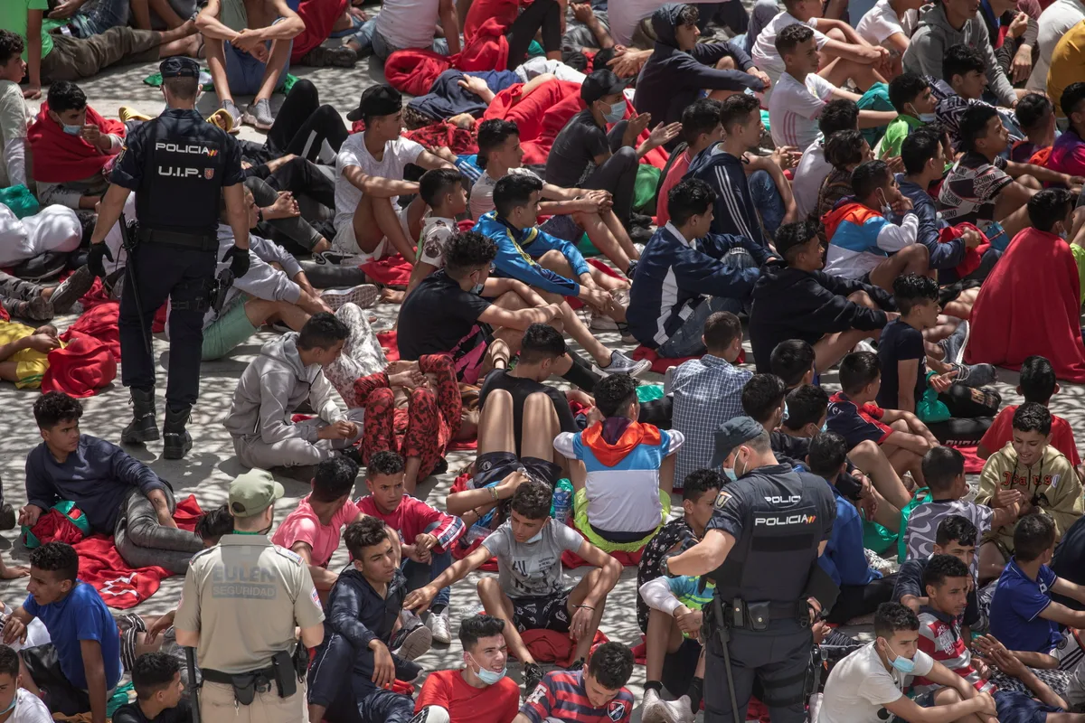 Em Ceuta, após limpeza da praia em El Trampolín, migrantes continuam lá. Operação chegou a ser suspensa por falta de segurança