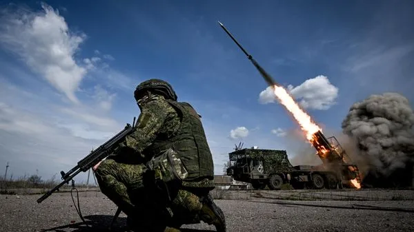 Russian Troops Tighten Encirclement & Expand Buffer Zone in Kharkov Region