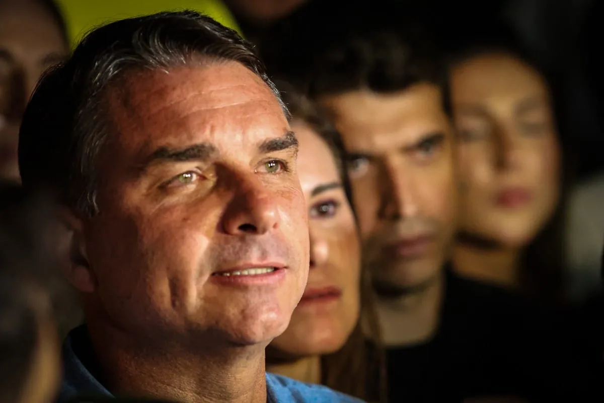 Globo confirma almoço com Flávio Bolsonaro no dia da sabatina e se justifica