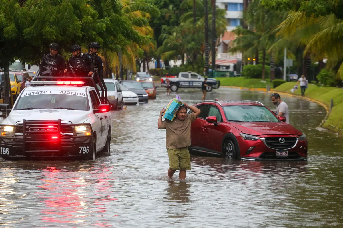 Onda tropical 33 llega a México y provoca alerta por lluvias fuertes, granizo y descargas eléctricas