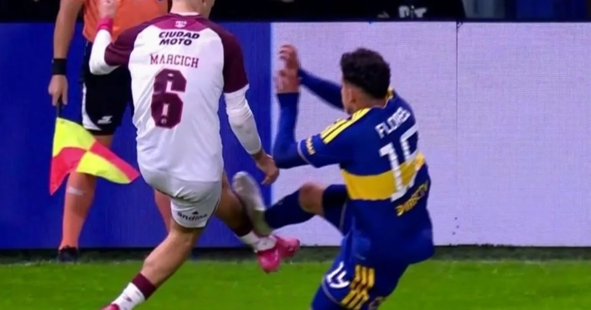 La gran polémica en Boca vs Lanús: la dura entrada de Leonel Flores que Dóvalo castigó sólo con amarilla