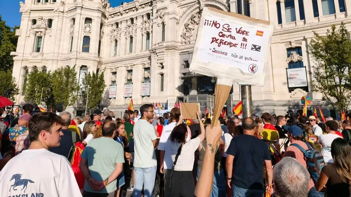 Miles de ciudadanos salen a la calle en apoyo a Ceuta y contra la gestión del Gobierno: "¡Sánchez, traidor!"