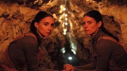 Cena íntima de Orlando Bloom ao lado das irmãs Rooney e Kate Mara causa polêmica