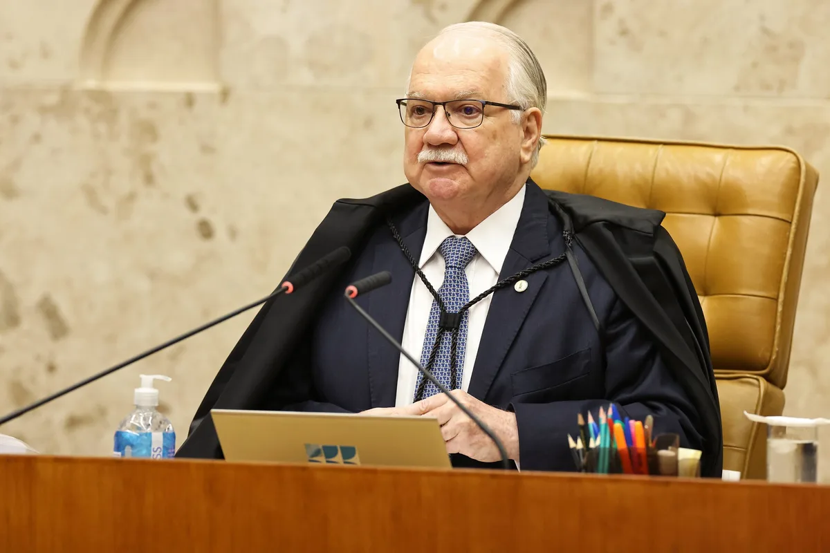 Dino e Fachin divergem sobre regimento e condução de processo durante julgamento no STF