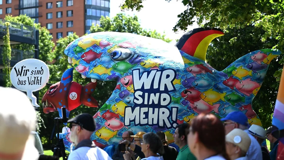 Gesellschaft: Bunter Fisch auf Berlinreise: Bündnis wirbt für AfD-Verbot