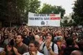 Centenares de personas se concentran frente al ático de Chamberí al grito de "vergüenza" y "fuera fondos buitre"