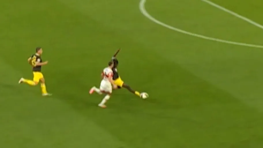 Gadou-Tackling - 20-Millionen-Monster-Grätsche!