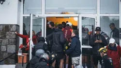 INCRÍVEL: hotel torna-se viral após acolher ciclistas devido ao mau tempo