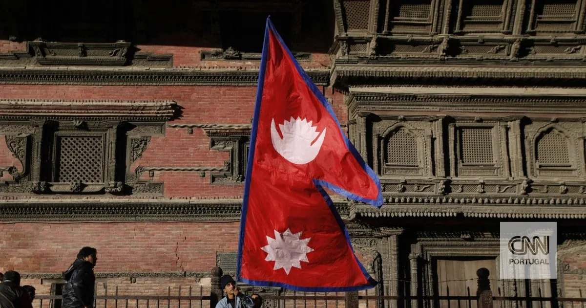 Enxurrada no Nepal faz 16 mortos. Há ainda 384 viajantes desaparecidos, a maioria estrangeiros