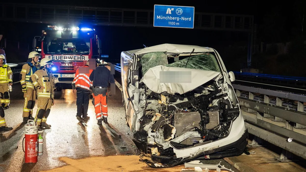 Verkehr: Acht Verletzte nach Auffahrunfall mit Kleinbus auf der A9