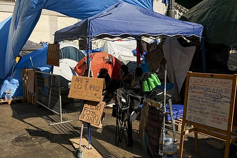 La Policía municipal impone 180 multas por limpieza y consumo de alcohol y drogas a los acampados en Sol
