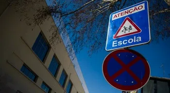 Mãe recorre ao tribunal para que seja atribuída uma escola ao filho