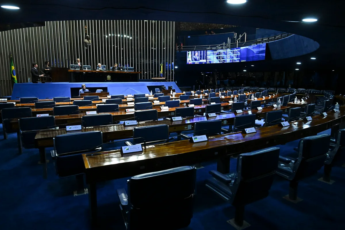 Senado aprova texto-base do projeto que reduz tributos sobre combustíveis
