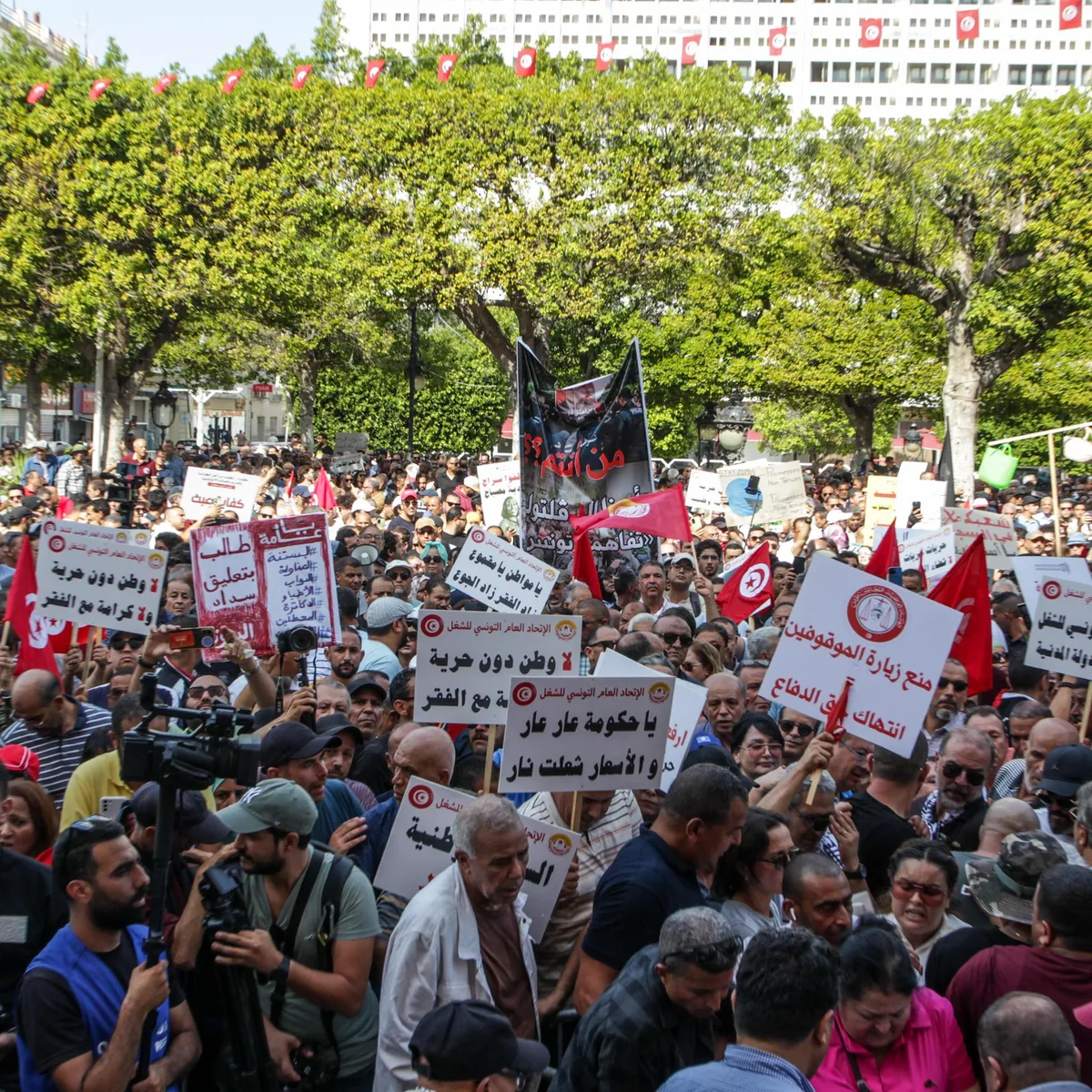 Proteste - Tausende protestieren in Tunesien gegen Präsident Saied