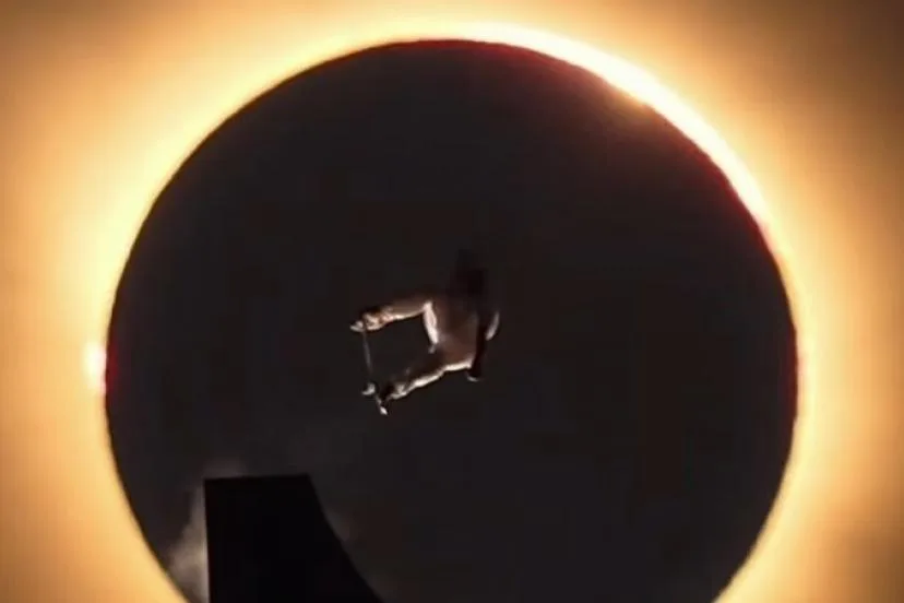 La sublime figure du skateur Danny Leon synchronisée avec l'éclipse solaire en vidéo