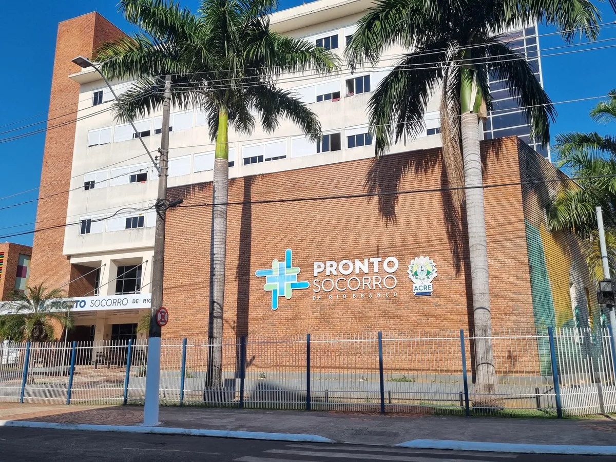 Homem é retirado de piscina pela irmã após se afogar no Acre e é internado em estado grave