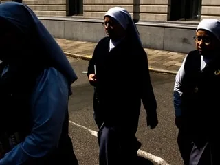 « Une guerre sainte » : en Italie, des religieuses se battent pour conserver leur « beach club »