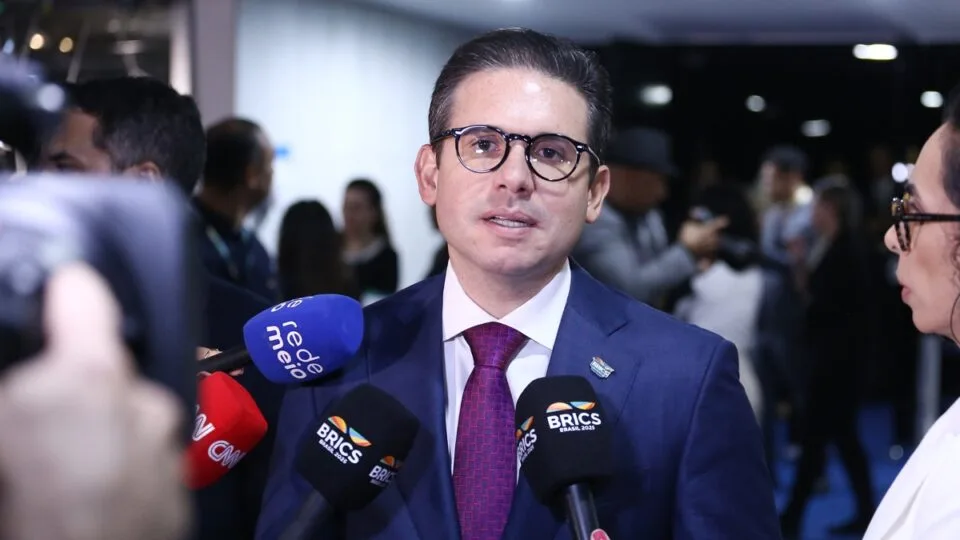 Centrão reúne 10 partidos e declara apoio à reeleição de Hugo Motta em 2027