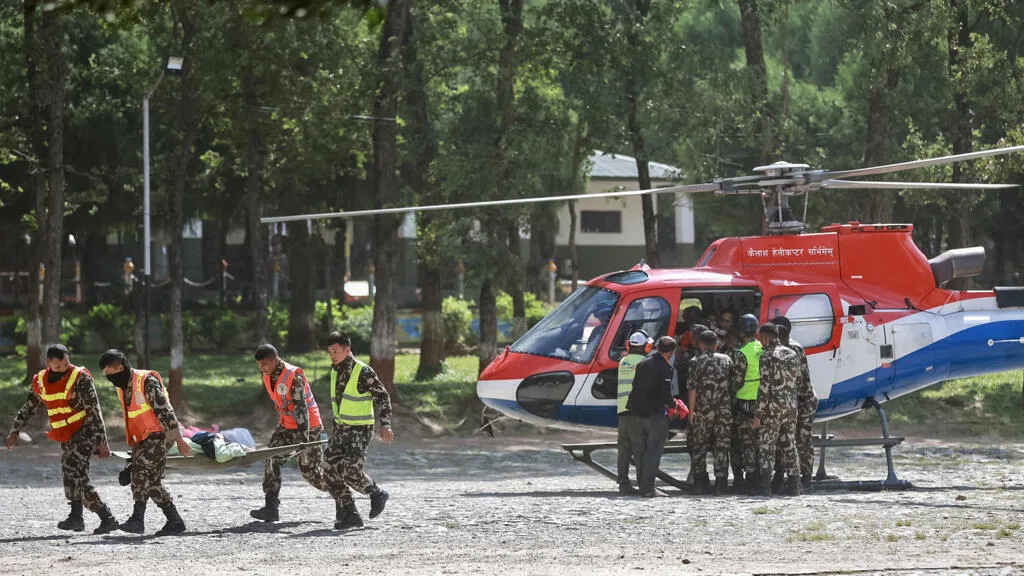 Resgates continuam no Nepal; China suspende operações diante de risco de nova avalanche