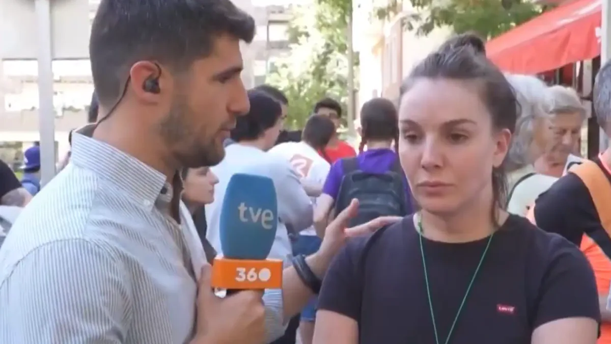 Inés Hernand, sacada a rastras por la Policía de la concentración en casa de Maricarmen: "Estaban riéndose e insultándonos"