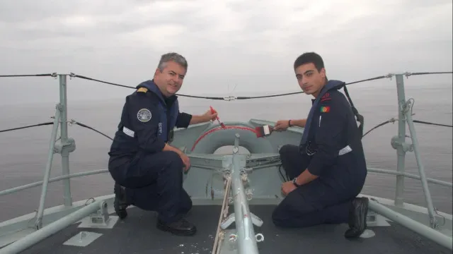 Fragata da Marinha cumpre tradição em travessia da linha do Equador