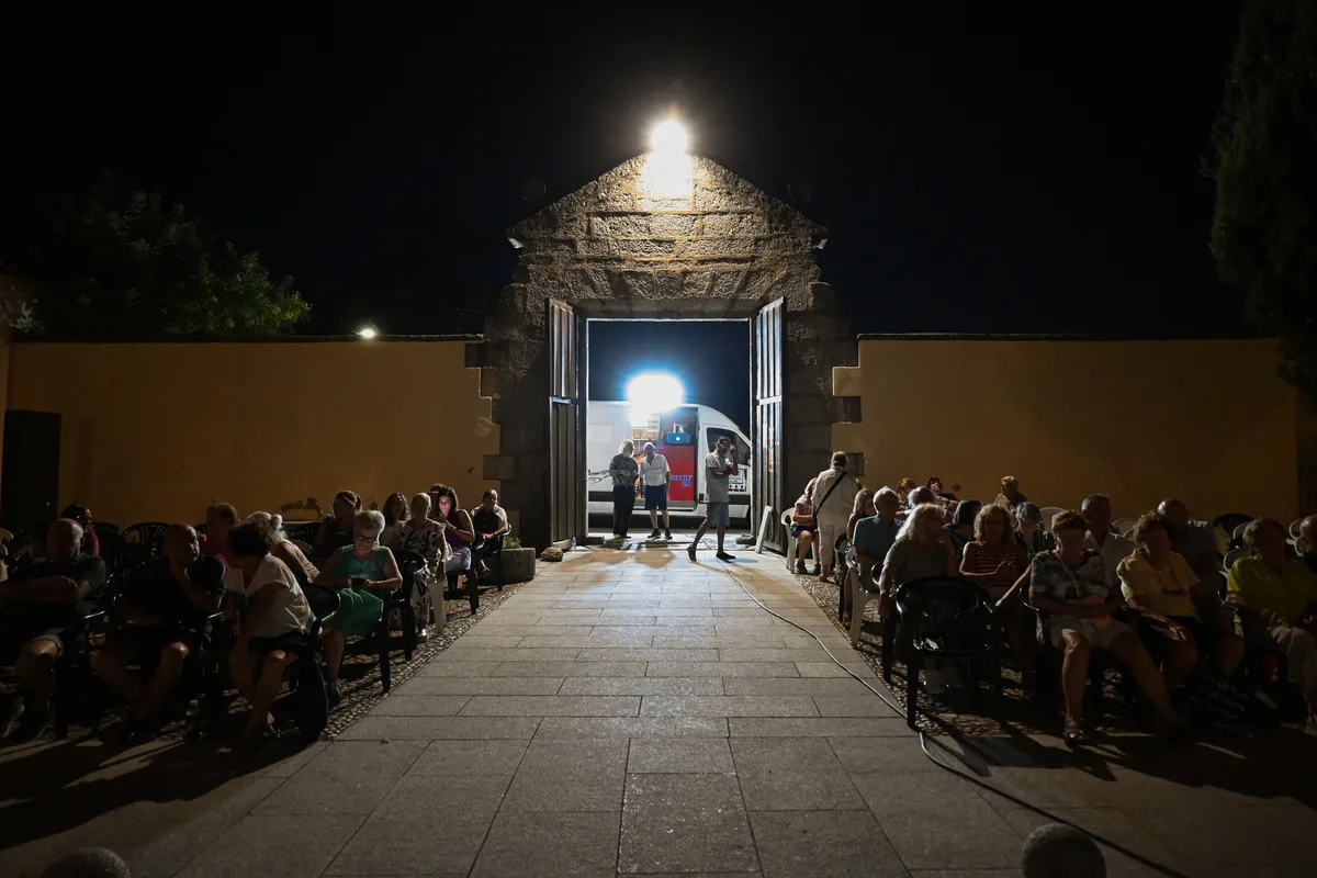 De conseguir películas por mediación de Tarantino a plantar cara al fuego: la historia de los hombres que llevan el cine de verano pueblo a pueblo desde hace más de 50 años
