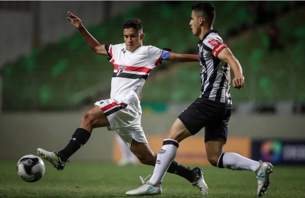 Do interior de Rondônia à Seleção Brasileira: Hélio Jr. relembra carreira e bastidores com as estrelas: "Foi um choque surreal"