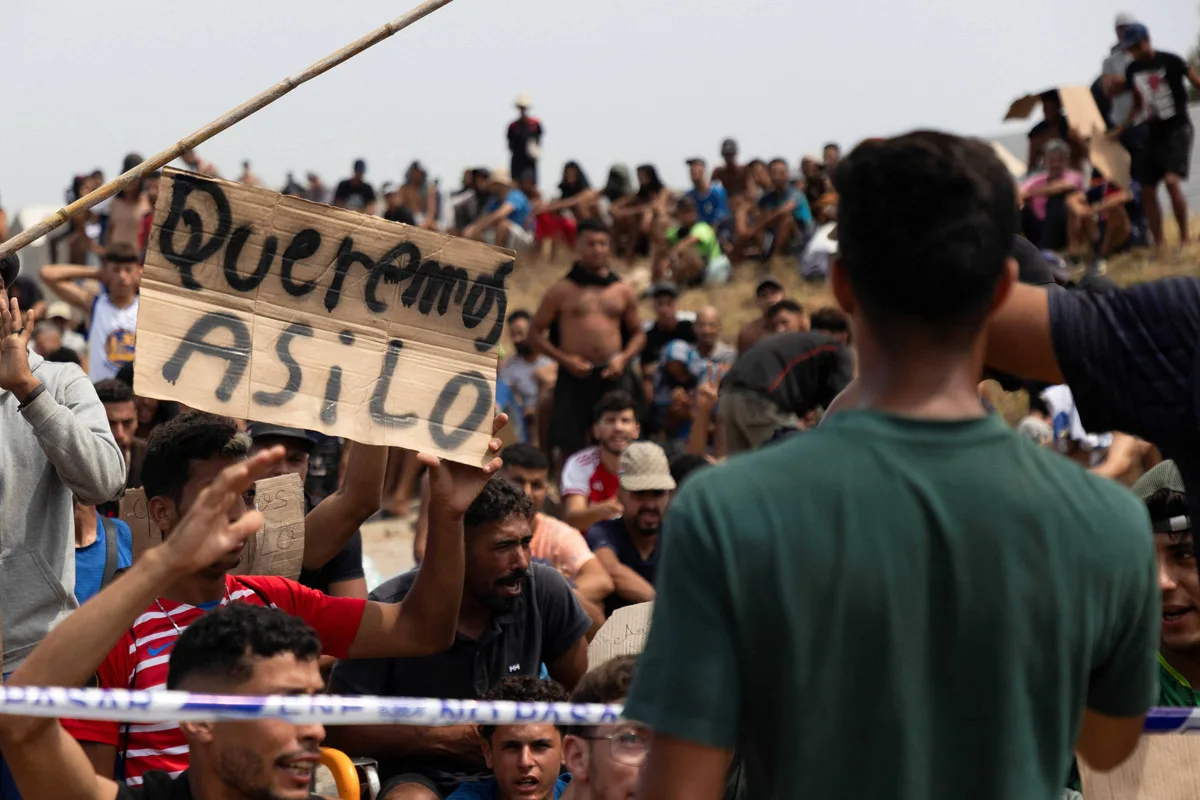 Migrantes protestam e pedem asilo em Ceuta, território da Espanha na África