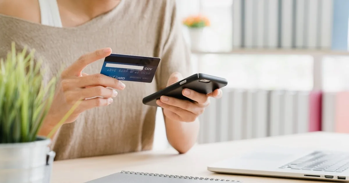 La psicología dice que las compras online nocturnas no suelen tener que ver con el deseo de tener cosas; los investigadores descubrieron que la gente gasta más cuando siente que tiene menos control sobre sus vidas, y el carrito de la compra es un pequeño espacio donde uno decide todo