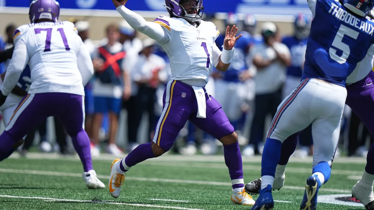 Murray debuts as Minnesota's starting QB and Dart throws for a TD as Vikings beat Giants 13-10