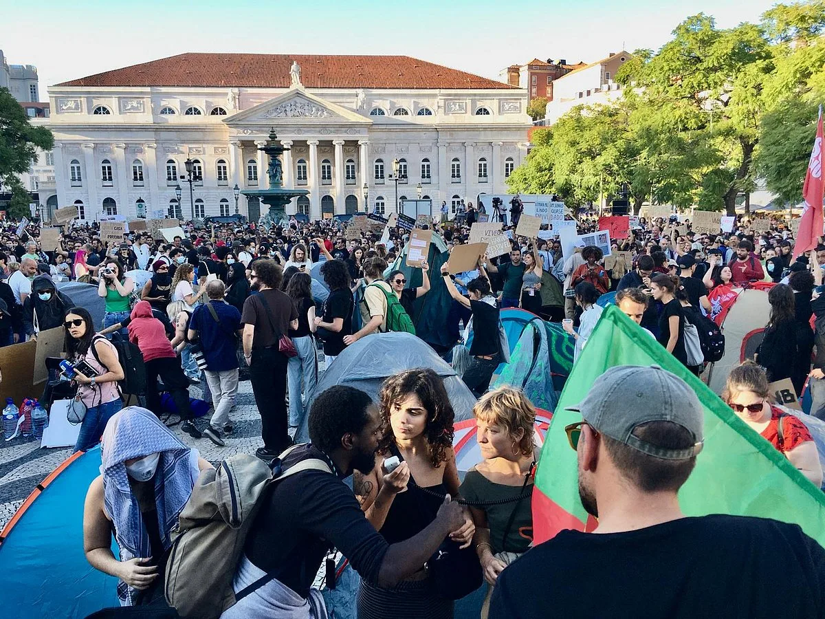 "Estamos a lutar por um direito nosso e vamos continuar aqui". Protesto pela habitação monta tendas em Lisboa