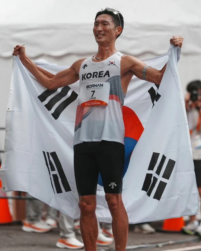 '한국 육상 대회 첫날, 1호 메달 나왔다' 베테랑 최병광, 남자 하프마라톤 경보 동메달 쾌거.."4번째 도전 성과, 마지막이라 생각 울컥"