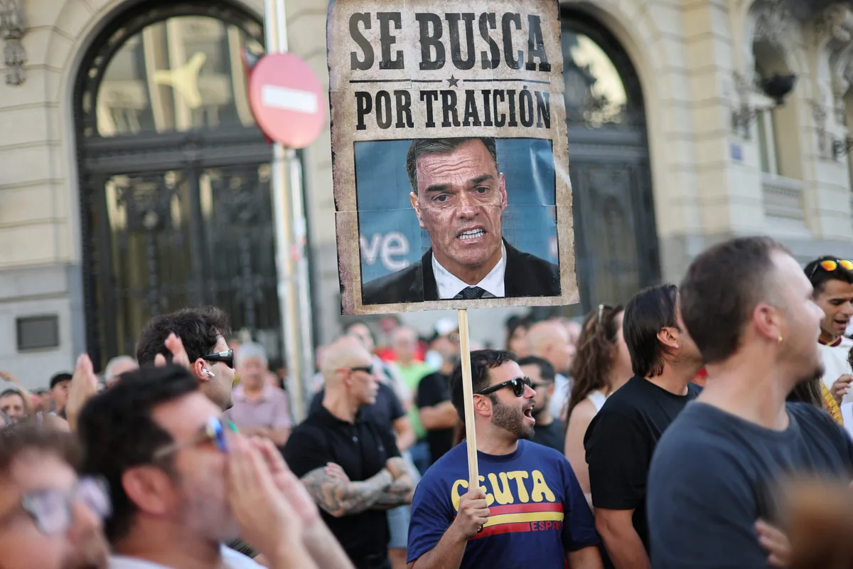 La derecha en España propone un histórico cambio para controlar la inmigración: “Se acabó eso de regalar pasaportes”
