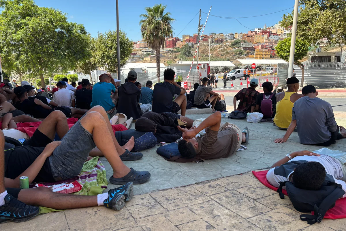 Los migrantes de Ceuta aceptan los espacios de acogida, pero aún recelan de que sean una trampa