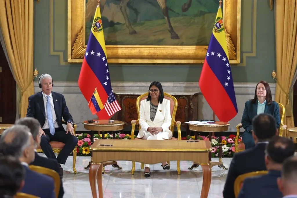 Venezuela suscribe acuerdos petroleros y para rescatar sistema eléctrico bajo mirada de EEUU