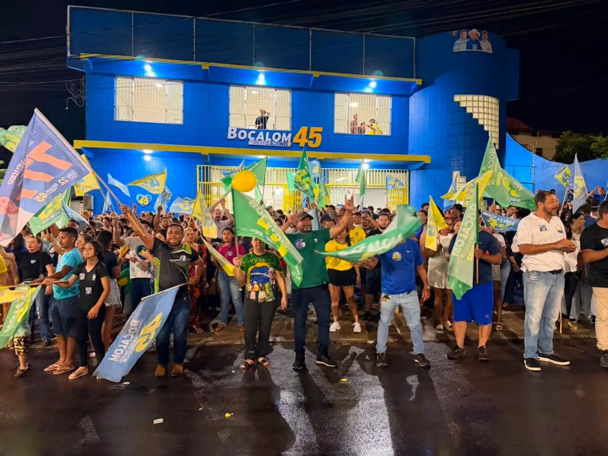 Mais de 500 apoiadores se reúnem em frente ao comitê de Tião Bocalom em Rio Branco