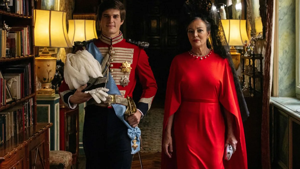 9 madrinas de rojo que nos inspiran a elegir el poderoso color que también conquistó a mujeres tan elegantes como Matilde Solís