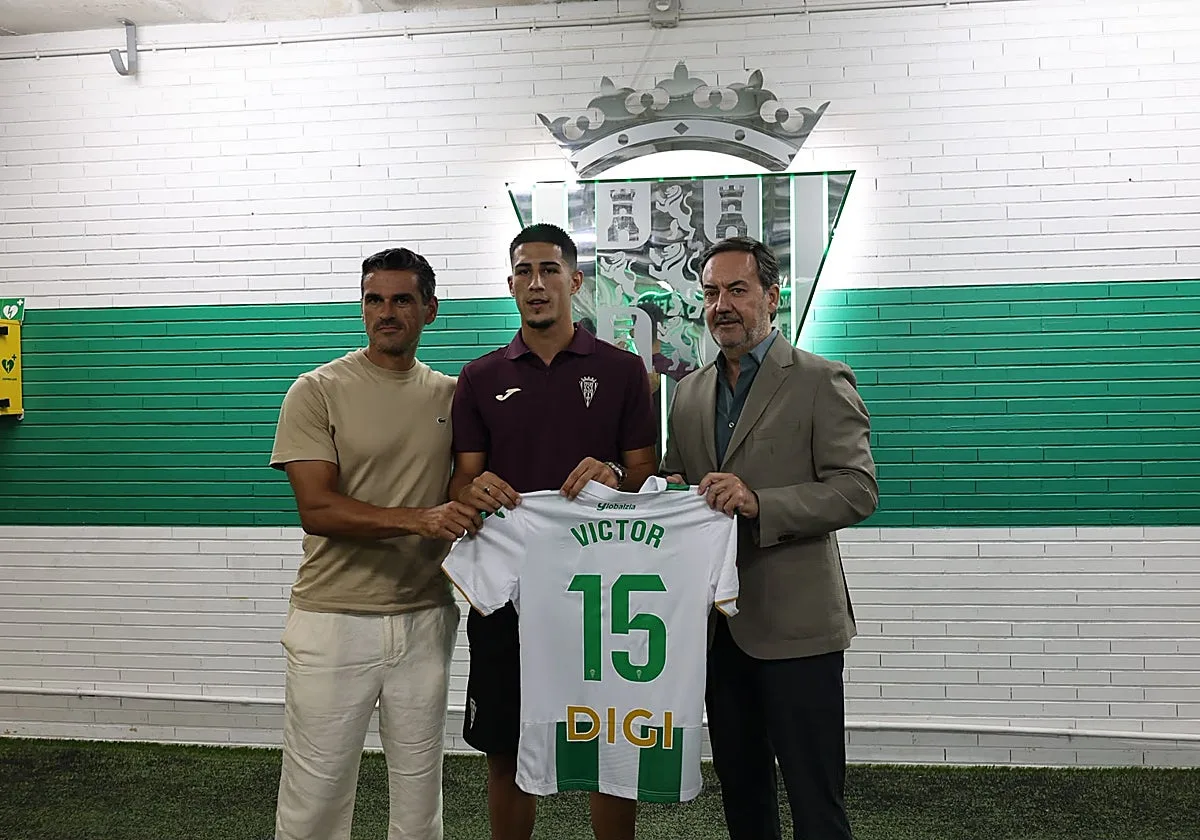 Víctor Sánchez convence al Córdoba CF y se hace un sitio en la delantera: «Vengo a hacer al club todavía más grande de lo que ya es»