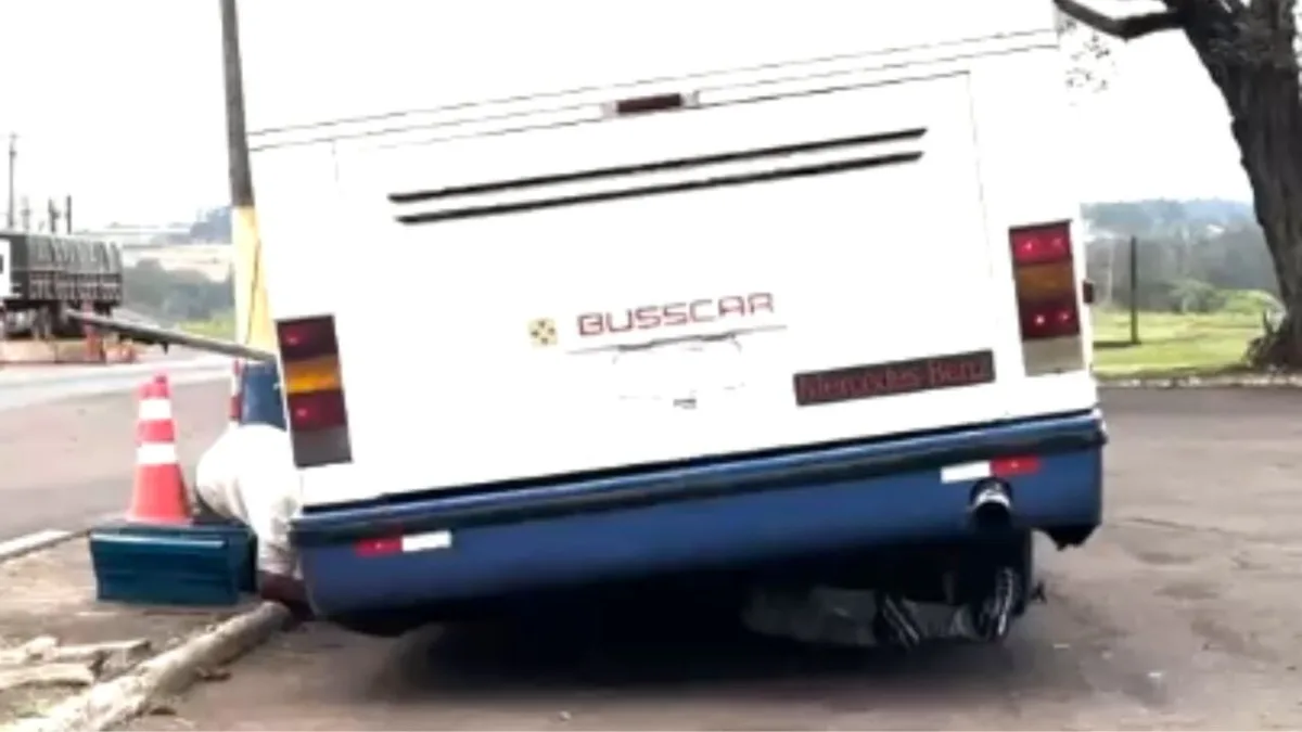 Ônibus que trafegava pela BR-277 inclinado é alvo de fiscalização no interior do Paraná