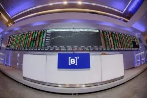 Ibovespa Futuro cai com pesquisas eleitorais no radar após debate entre Flávio e Lula