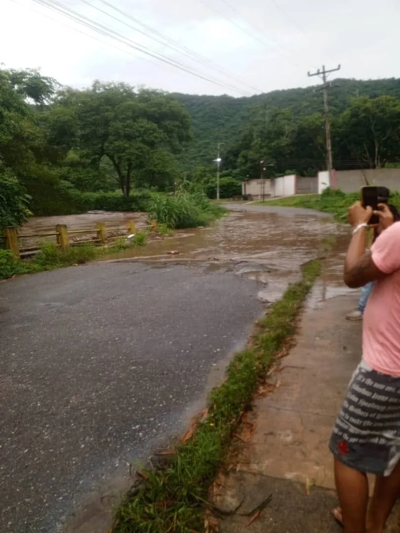 Desbordamiento del río Goaigoaza mantiene alerta en Puerto Cabello por fuertes lluvias